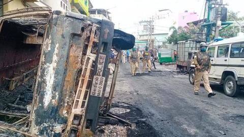 फेसबुक पोस्ट के कारण बेंगलुरू में भड़की हिंसा, तीन लोगों की मौत; जानें पूरा मामला फेसबुक पोस्ट के कारण बेंगलुरू में भड़की हिंसा, तीन लोगों की मौत; जानें पूरा मामला