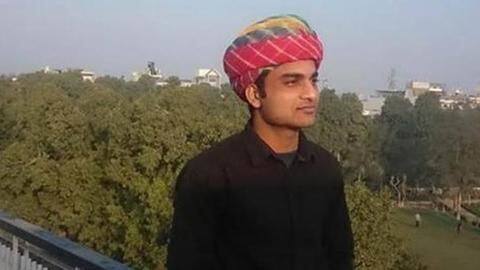BHU: छात्रों के विरोध के बीच यूनिवर्सिटी छोड़ घर लौटे फिरोज खान BHU: छात्रों के विरोध के बीच यूनिवर्सिटी छोड़ घर लौटे फिरोज खान