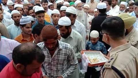 जम्मू-कश्मीर में शांति से मनाई जा रही ईद, राष्ट्रपति और प्रधानमंत्री ने दी त्योहार की मुबारकबाद जम्मू-कश्मीर में शांति से मनाई जा रही ईद, राष्ट्रपति और प्रधानमंत्री ने दी त्योहार की मुबारकबाद