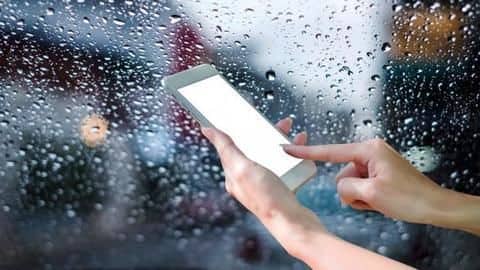 मानसून में अपने स्मार्टफोन की सुरक्षा के लिए अपनाएं ये टिप्स, नहीं होगा खराब मानसून में अपने स्मार्टफोन की सुरक्षा के लिए अपनाएं ये टिप्स, नहीं होगा खराब