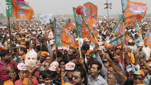 पश्चिम बंगालः ममता सरकार के खिलाफ प्रदर्शन कर रहे भाजपा कार्यकर्ताओं पर लाठीचार्ज पश्चिम बंगालः ममता सरकार के खिलाफ प्रदर्शन कर रहे भाजपा कार्यकर्ताओं पर लाठीचार्ज