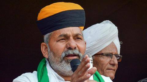 हरियाणा: टोहाना में किसानों की गिरफ्तारी के खिलाफ धरने पर बैठे राकेश टिकैत समेत कई नेता हरियाणा: टोहाना में किसानों की गिरफ्तारी के खिलाफ धरने पर बैठे राकेश टिकैत समेत कई नेता
