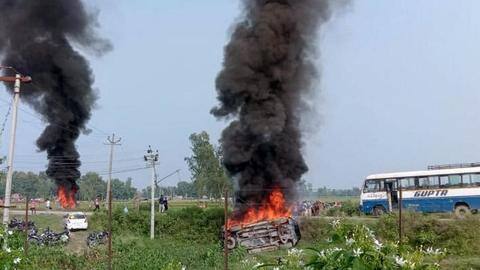 उत्तर प्रदेश: लखीमपुर खीरी में मंत्रियों के खिलाफ किसानों के प्रदर्शन में हिंसा, आठ की मौत उत्तर प्रदेश: लखीमपुर खीरी में मंत्रियों के खिलाफ किसानों के प्रदर्शन में हिंसा, आठ की मौत