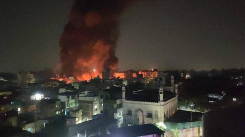 पुणे की फैशन स्ट्रीट मार्केट में भीषण आग, चपेट में आईं 500 से अधिक दुकानें पुणे की फैशन स्ट्रीट मार्केट में भीषण आग, चपेट में आईं 500 से अधिक दुकानें