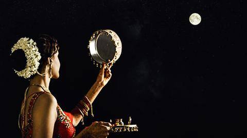 गर्भवती महिलाएं करवा चौथ का व्रत रखते समय इन बातों का रखें ध्यान गर्भवती महिलाएं करवा चौथ का व्रत रखते समय इन बातों का रखें ध्यान