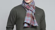 ठंड से बचने और स्टाइलिश दिखने के लिए पुरुष पहन सकते हैं ब्लॉक प्रिंट वाले स्कार्फ