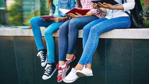 असम: जींस पहनकर गई युवती को धक्के मारकर दुकान से निकाला, पिता से मारपीट असम: जींस पहनकर गई युवती को धक्के मारकर दुकान से निकाला, पिता से मारपीट