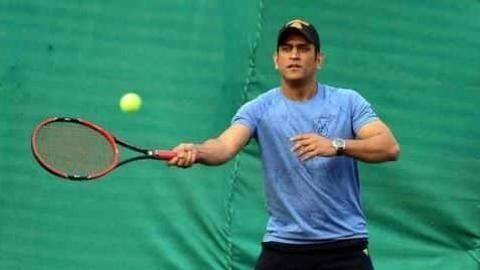 रांची में टेनिस खेलकर धोनी ने किया अपने प्रशंसकों को खुश, देखें वीडियो रांची में टेनिस खेलकर धोनी ने किया अपने प्रशंसकों को खुश, देखें वीडियो