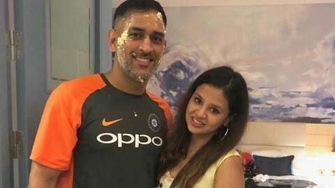 धोनी के संन्यास को लेकर साक्षी ने जमकर लताड़ा, किया ये ट्वीट धोनी के संन्यास को लेकर साक्षी ने जमकर लताड़ा, किया ये ट्वीट