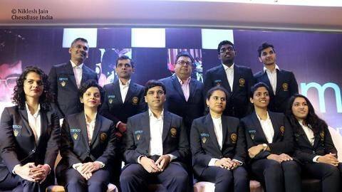 चेस ओलंपियाड जीतने वाली भारतीय टीम को स्वर्ण पदक पर चुकानी पड़ी कस्टम ड्यूटी चेस ओलंपियाड जीतने वाली भारतीय टीम को स्वर्ण पदक पर चुकानी पड़ी कस्टम ड्यूटी