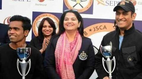महेन्द्र सिंह धोनी ने रांची में जीता लोकल टेनिस टूर्नामेंट महेन्द्र सिंह धोनी ने रांची में जीता लोकल टेनिस टूर्नामेंट