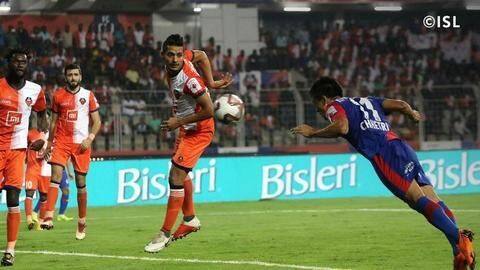 ISL 2018: छेत्री के लेट हेडर की बदौलत बेंगलुरू ने गोवा को 2-1 से हराया ISL 2018: छेत्री के लेट हेडर की बदौलत बेंगलुरू ने गोवा को 2-1 से हराया