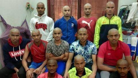 मैच हारने के बाद कोच के कहने पर बंगाल अंडर-19 टीम के खिलाड़ी हुए गंजे मैच हारने के बाद कोच के कहने पर बंगाल अंडर-19 टीम के खिलाड़ी हुए गंजे