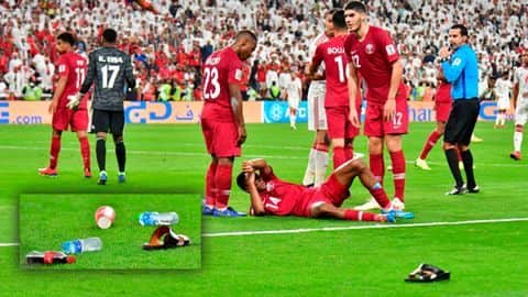 AFC एशियन कप: दूसरे सेमीफाइनल में हुई शर्मनाक घटना, कतर के खिलाड़ियों पर फेंके गए जूते-चप्पल AFC एशियन कप: दूसरे सेमीफाइनल में हुई शर्मनाक घटना, कतर के खिलाड़ियों पर फेंके गए जूते-चप्पल