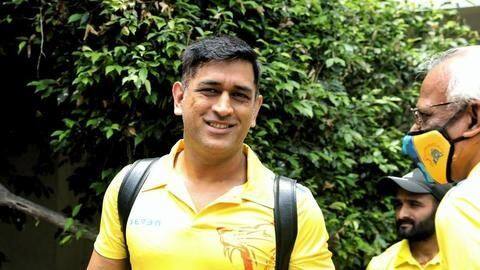 अपनी बिजनेस क्लास सीट दूसरे को देकर खुद इकॉनमी में बैठकर दुबई पहुंचे धोनी अपनी बिजनेस क्लास सीट दूसरे को देकर खुद इकॉनमी में बैठकर दुबई पहुंचे धोनी