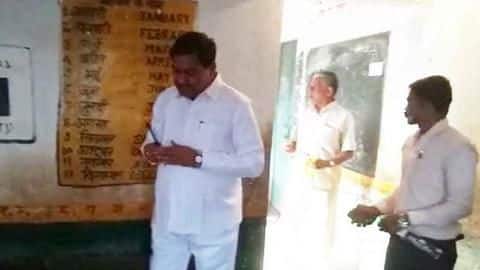 वोट डालने से पहले भाजपा प्रत्याशी ने ईवीएम की पूजा कर नारियल फोड़ा, देखें वायरल वीडियो वोट डालने से पहले भाजपा प्रत्याशी ने ईवीएम की पूजा कर नारियल फोड़ा, देखें वायरल वीडियो