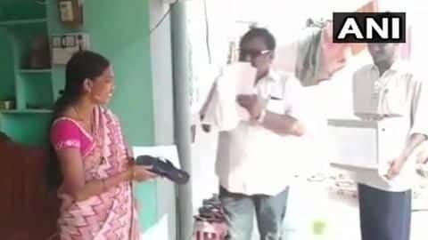 चप्पल बांट चुनाव प्रचार कर रहा उम्मीदवार, बोला- वादे पूरे न करूं तो इसी से पीटना चप्पल बांट चुनाव प्रचार कर रहा उम्मीदवार, बोला- वादे पूरे न करूं तो इसी से पीटना