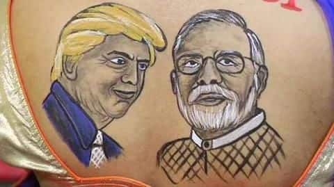 गुजरात में गरबा की धूम, महिलाओं ने पीठ पर बनवाए मोदी-ट्रम्प के टैटू गुजरात में गरबा की धूम, महिलाओं ने पीठ पर बनवाए मोदी-ट्रम्प के टैटू