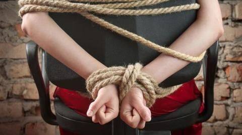 बेंगलुरु: महीनों तक नहीं मिली सैलरी तो कर्मचारियों ने मिलकर किया बॉस का अपहरण, जानें बेंगलुरु: महीनों तक नहीं मिली सैलरी तो कर्मचारियों ने मिलकर किया बॉस का अपहरण, जानें