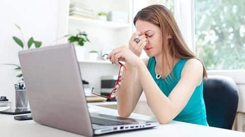 घंटों कंप्यूटर के सामने बैठकर काम करने वाले आँखों की सुरक्षा के लिए अपनाएँ ये उपाय घंटों कंप्यूटर के सामने बैठकर काम करने वाले आँखों की सुरक्षा के लिए अपनाएँ ये उपाय
