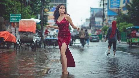 बिहार: बाढ़ के पानी में इस लड़की ने कराया फोटोशूट, सोशल मीडिया पर हुईं ट्रोल बिहार: बाढ़ के पानी में इस लड़की ने कराया फोटोशूट, सोशल मीडिया पर हुईं ट्रोल