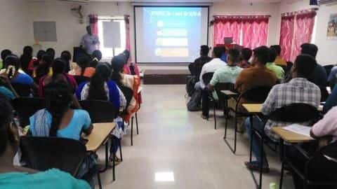 UPSC 2019: तैयारी के लिए क्यों बेहतर हैं क्लासरुम कोचिंग? जानिए पांच कारण UPSC 2019: तैयारी के लिए क्यों बेहतर हैं क्लासरुम कोचिंग? जानिए पांच कारण