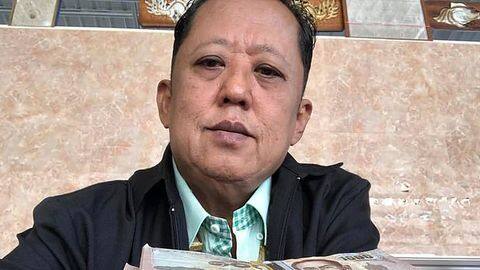 पिता ने किया अनोखा ऐलान, बेटी से शादी करने वाले को देंगे दो करोड़ रुपये पिता ने किया अनोखा ऐलान, बेटी से शादी करने वाले को देंगे दो करोड़ रुपये
