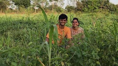 पर्यावरण संरक्षण के लिए नौकरी छोड़कर भारत आया कपल, अब पति-पत्नी मिलकर कर रहें हैं खेती पर्यावरण संरक्षण के लिए नौकरी छोड़कर भारत आया कपल, अब पति-पत्नी मिलकर कर रहें हैं खेती