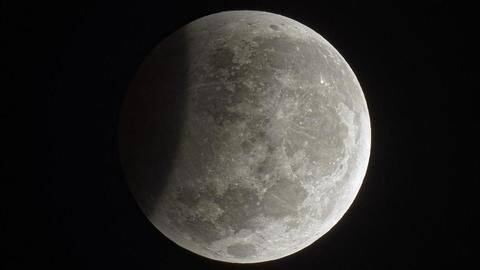 आंशिक चंद्रग्रहण: 149 सालों में आज रात लगेगा ख़ास तरह का ग्रहण, जानें महत्वपूर्ण बातें आंशिक चंद्रग्रहण: 149 सालों में आज रात लगेगा ख़ास तरह का ग्रहण, जानें महत्वपूर्ण बातें