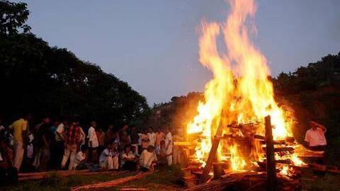 उत्तर प्रदेश: पति के साथ 'सती' होने जा रही थी बुज़ुर्ग महिला, पुलिस ने रोका उत्तर प्रदेश: पति के साथ 'सती' होने जा रही थी बुज़ुर्ग महिला, पुलिस ने रोका