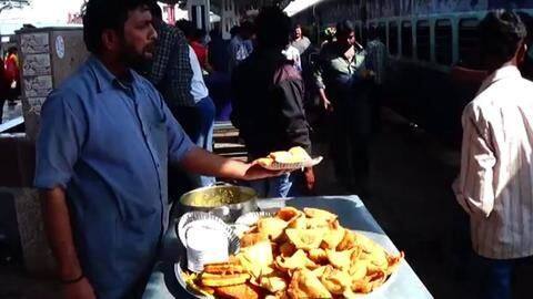 रेलवे स्टेशनों पर वेंडर ने बिल नहीं दिया तो यात्री को मुफ्त में मिलेगा सामान रेलवे स्टेशनों पर वेंडर ने बिल नहीं दिया तो यात्री को मुफ्त में मिलेगा सामान