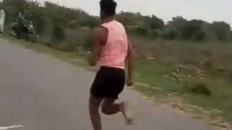 भारत को मिला नया 'बोल्ट', नंगे पैर 11 सेकेंड में पूरी की 100 मीटर की दौड़ भारत को मिला नया 'बोल्ट', नंगे पैर 11 सेकेंड में पूरी की 100 मीटर की दौड़