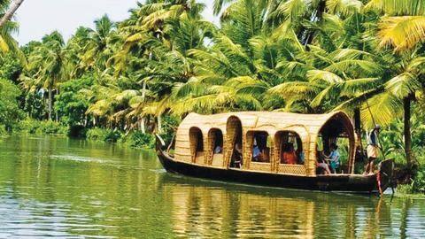 रातभर लोग चर्च में एकत्र होकर गाते हैं प्रार्थना गीत रातभर लोग चर्च में एकत्र होकर गाते हैं प्रार्थना गीत