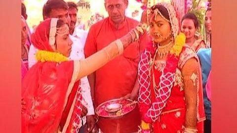 अजब-गजब परंपरा: इस गाँव में दूल्हा नहीं बल्कि उसकी बहन लेती है दुल्हन के साथ फेरे अजब-गजब परंपरा: इस गाँव में दूल्हा नहीं बल्कि उसकी बहन लेती है दुल्हन के साथ फेरे