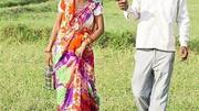 आख़िर क्यों यहाँ के लोग आधार कार्ड बनवाने के लिए निकलते हैं खाना-पानी लेकर, जानें