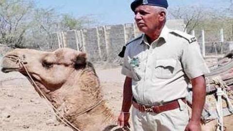 दिल का दौरा पड़ने से हुई पुलिसवाले की मौत तो पालतू ऊँट ने छोड़ा खाना-पीना दिल का दौरा पड़ने से हुई पुलिसवाले की मौत तो पालतू ऊँट ने छोड़ा खाना-पीना