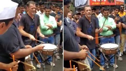 फिल्म 'मैट्रिक्स' के ड्रमर ने गणेश चतुर्थी में दिखाया मुंबई की सड़कों पर जलवा, देखें वीडियो फिल्म 'मैट्रिक्स' के ड्रमर ने गणेश चतुर्थी में दिखाया मुंबई की सड़कों पर जलवा, देखें वीडियो