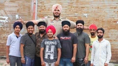 ये हैं दुनिया के सबसे लंबे पुलिसवाले, लंबाई 7'6" इंच, पहनते हैं 19 नंबर का जूता ये हैं दुनिया के सबसे लंबे पुलिसवाले, लंबाई 7'6" इंच, पहनते हैं 19 नंबर का जूता