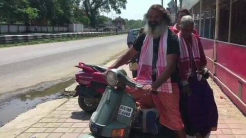 स्कूटर पर माँ को देश घुमाने निकला बेटा, आनंद महिंद्रा गिफ्ट में देना चाहते हैं कार स्कूटर पर माँ को देश घुमाने निकला बेटा, आनंद महिंद्रा गिफ्ट में देना चाहते हैं कार