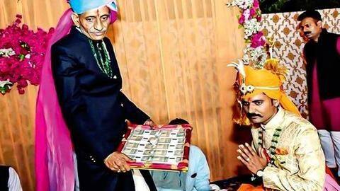 BSF जवान ने 11 लाख रुपये का दहेज लेने से किया इनकार, लिया केवल एक नारियल BSF जवान ने 11 लाख रुपये का दहेज लेने से किया इनकार, लिया केवल एक नारियल