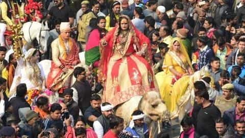 कुंभ में पहली बार निकली 'किन्नर अखाड़े' की देवत्व यात्रा, देखने के लिए उमड़ी भीड़ कुंभ में पहली बार निकली 'किन्नर अखाड़े' की देवत्व यात्रा, देखने के लिए उमड़ी भीड़