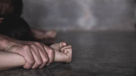 मुंबई: 58 वर्षीय डॉक्टर ने 27 वर्षीय मरीज़ का बलात्कार कर बनाया वीडियो, करता रहा ब्लैकमेल मुंबई: 58 वर्षीय डॉक्टर ने 27 वर्षीय मरीज़ का बलात्कार कर बनाया वीडियो, करता रहा ब्लैकमेल