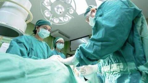 दिल्ली के डॉक्टरों ने 56 वर्षीय मरीज़ के शरीर से निकाली भारत की सबसे बड़ी किडनी दिल्ली के डॉक्टरों ने 56 वर्षीय मरीज़ के शरीर से निकाली भारत की सबसे बड़ी किडनी
