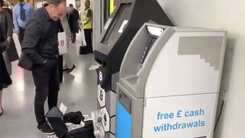 व्यस्त रेलवे स्टेशन पर ATM से अपने आप निकलने लगे नोट, वीडियो वायरल व्यस्त रेलवे स्टेशन पर ATM से अपने आप निकलने लगे नोट, वीडियो वायरल