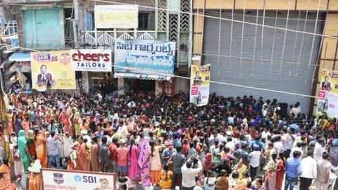 शॉपिंग मॉल में 10 रुपये में बिक रही थी साड़ी, महिलाओं ने तोड़ा शटर, वीडियो वायरल शॉपिंग मॉल में 10 रुपये में बिक रही थी साड़ी, महिलाओं ने तोड़ा शटर, वीडियो वायरल
