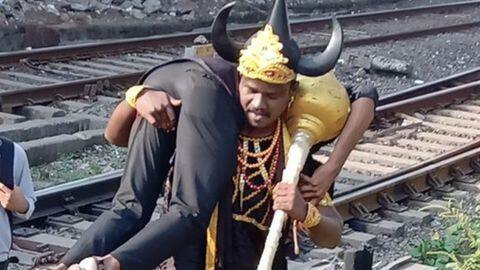 रेलवे ट्रैक पर चलने वालों को उठाकर ले जा रहे हैं यमराज, वायरल हुई तस्वीरें रेलवे ट्रैक पर चलने वालों को उठाकर ले जा रहे हैं यमराज, वायरल हुई तस्वीरें