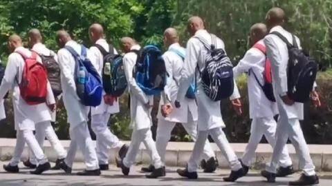 उत्तर प्रदेश: सीनियर छात्रों ने रैगिंग के दौरान मुंडवा दिए 150 जूनियर छात्रों के सिर उत्तर प्रदेश: सीनियर छात्रों ने रैगिंग के दौरान मुंडवा दिए 150 जूनियर छात्रों के सिर