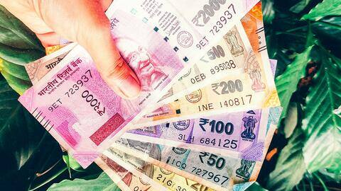 एक बार फिर अपने सबसे निचले स्तर पर पहुंचा रुपया, डॉलर के मुकाबले 77.69 हुई कीमत एक बार फिर अपने सबसे निचले स्तर पर पहुंचा रुपया, डॉलर के मुकाबले 77.69 हुई कीमत