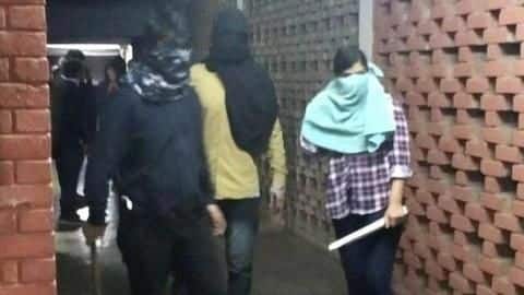 JNU हिंसा: मारपीट के आरोपों से घिरीं कोमल शर्मा ने खटखटाया महिला आयोग का दरवाजा JNU हिंसा: मारपीट के आरोपों से घिरीं कोमल शर्मा ने खटखटाया महिला आयोग का दरवाजा