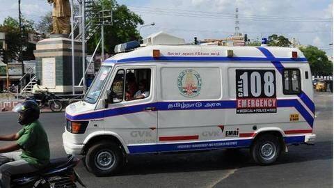 हैदराबादः 10 मिनट तक नहीं खुला एंबुलेंस का दरवाजा, चली गई मरीज की जान हैदराबादः 10 मिनट तक नहीं खुला एंबुलेंस का दरवाजा, चली गई मरीज की जान